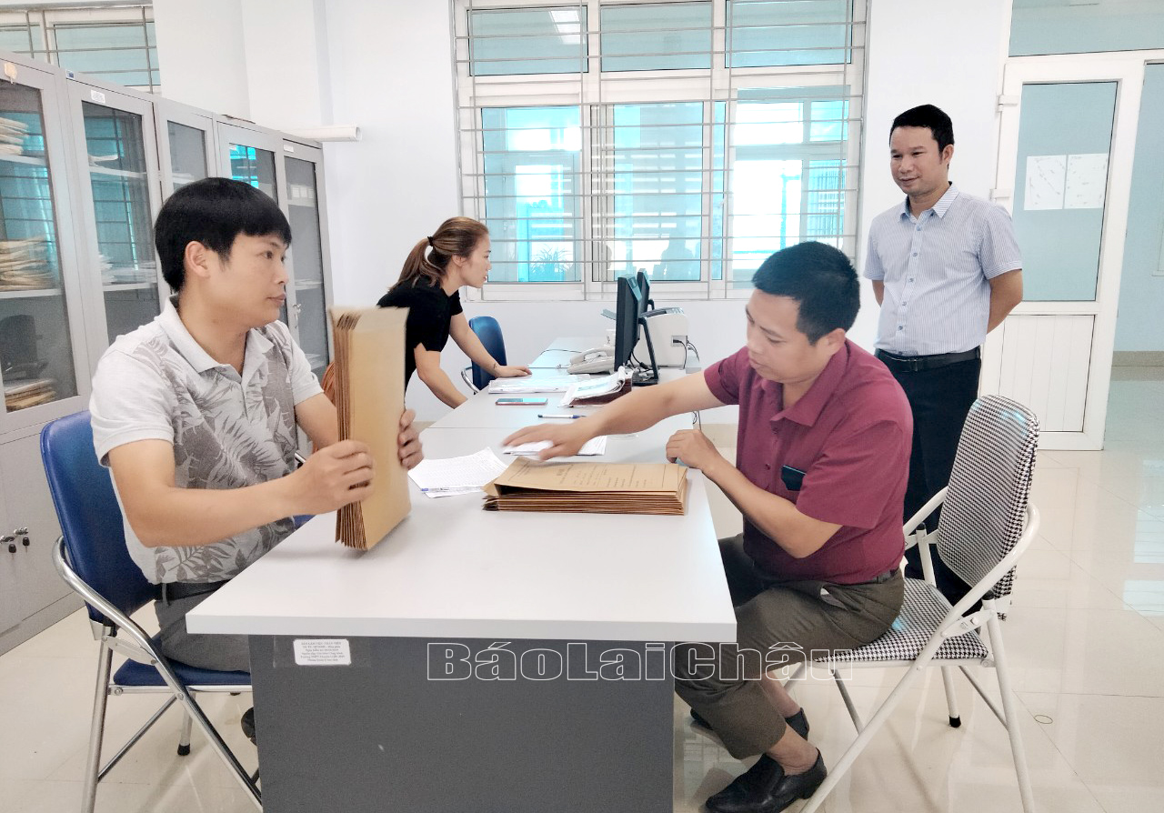 Cán bộ Phòng Giáo dục và Đào tạo huyện Sìn Hồ nộp hồ sơ cho học sinh (đã đăng ký trực tuyến trước đó) tại Trường THPT Chuyên Lê Quý Đôn.
